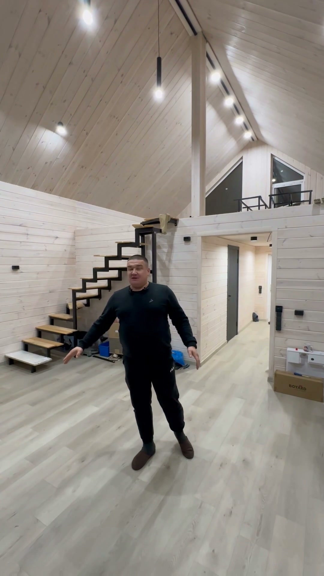 A barn-style home with a double-height living room and a 28 m² mezzanine