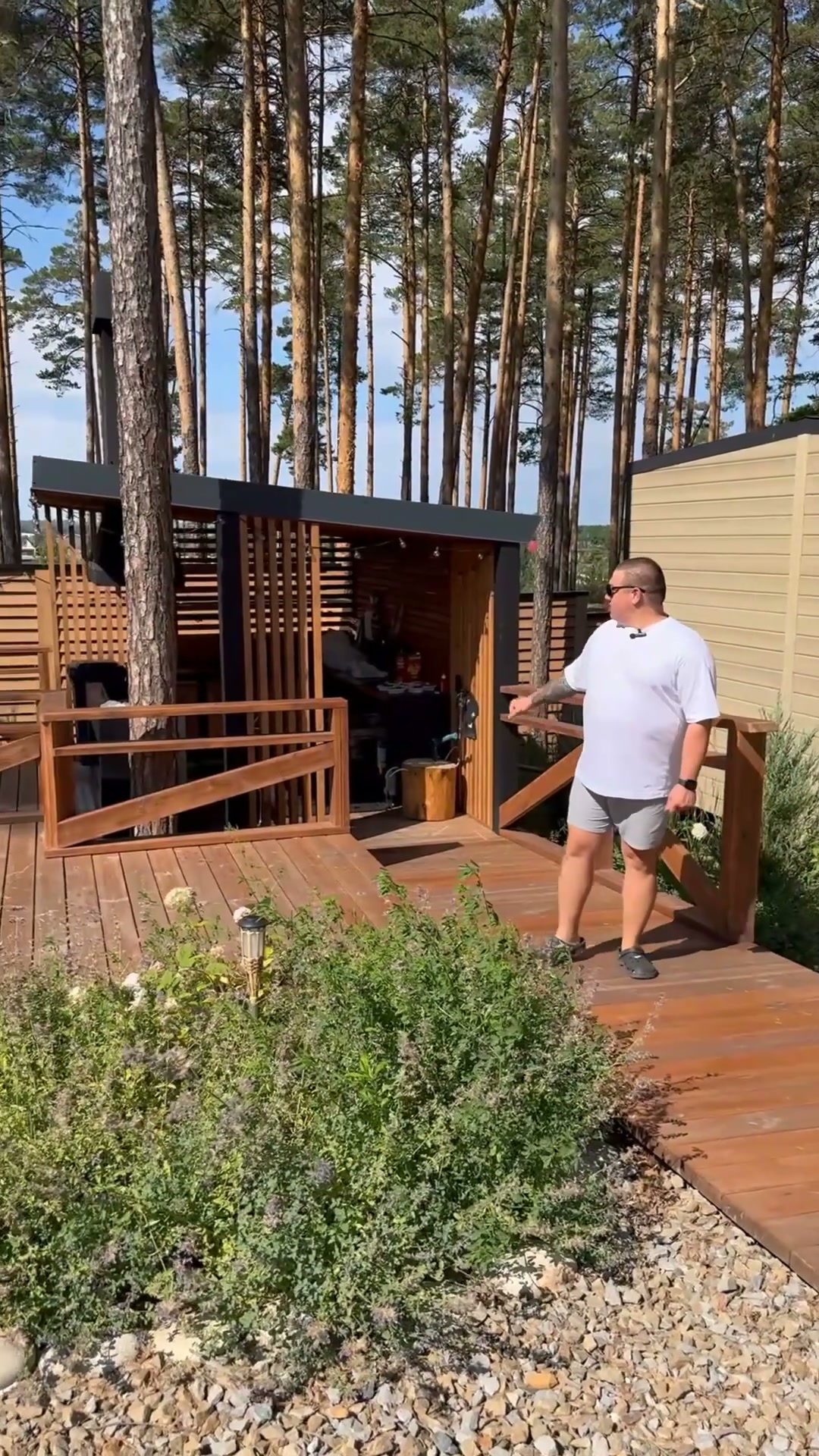 Ugaona kuća za glamping: raspored i enterijer
